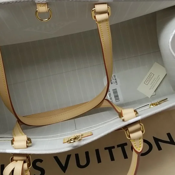 Sold BRAND NEW Louis Vuitton By the Pool Onthego GM - Picture 4 of 9